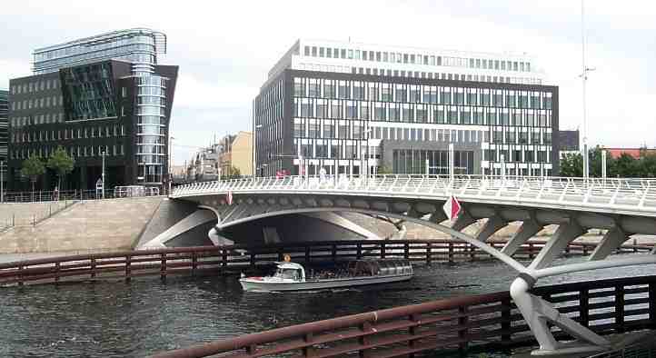 Kronprinzenbrcke (Unterbaum), mit dem neuen Gebude der Bundespressekonferenz.