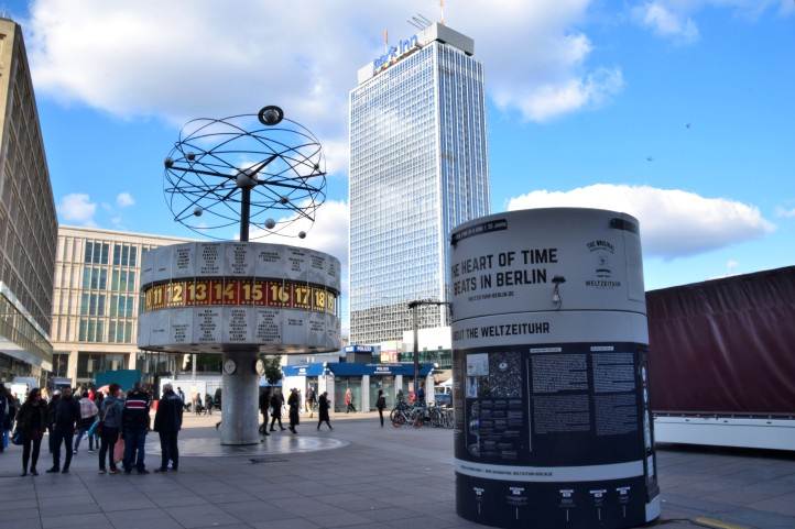 Die Urania-Weltzeituhr am Alexanderplatz in Berlin.