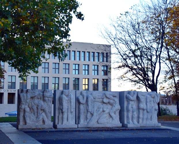 Reliefwand am Marx-Engels-Forum - Nhe Rote Rathaus in Berlin.