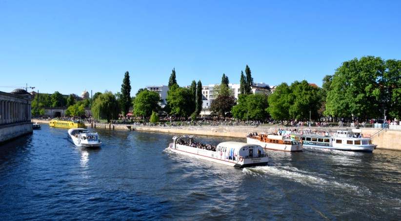 Auf der Spree am Monbijou-Park.