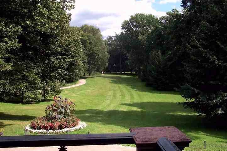 Blick in den Park Biesdorf von der Schlossterrasse.