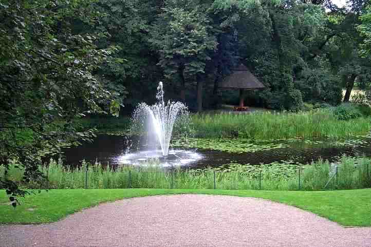 Teich, Springbrunnen und Parasol im Park Biesdorf.