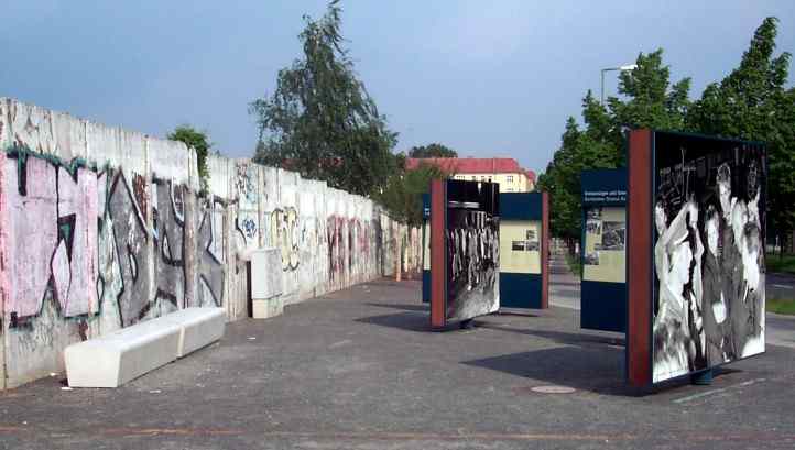 An der ehemaligen "Hinterlandsicherungsmauer" Bornholmer Str., der Gedenkort.