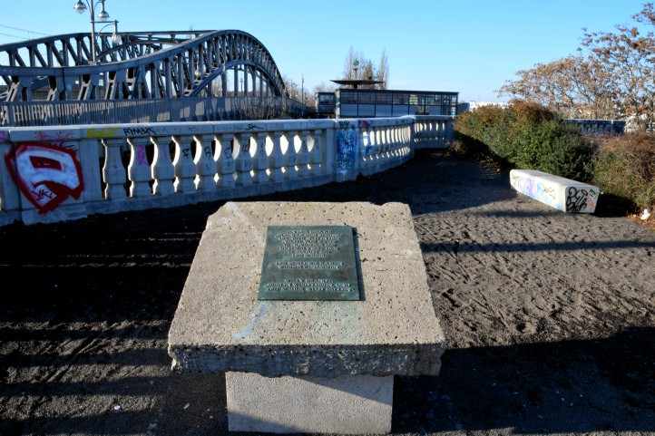 Versetzter Gedenkstein der Mauerffnung Bsebrcke - Bornholmer Str. in Berlin.