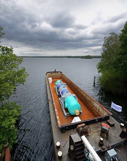 Abhitzekessel verlt den Borsighafen in Berlin-Tegel.