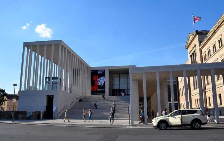 Die James-Simon-Galerie vor dem Neuen Museum auf der Museumsinsel.