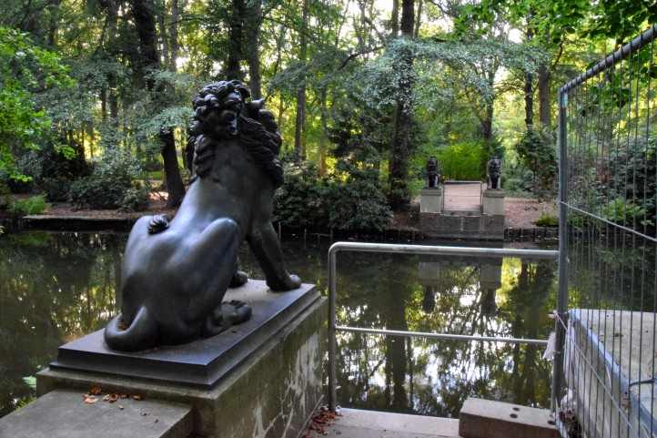 Lwen-Hngebrcke im Groen Tiergarten von Berlin.