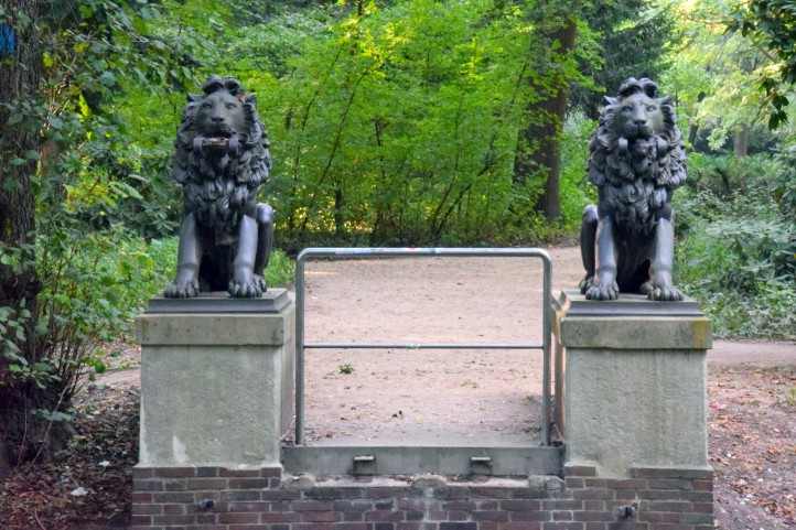 Lwen-Hngebrcke im Groen Tiergarten von Berlin.