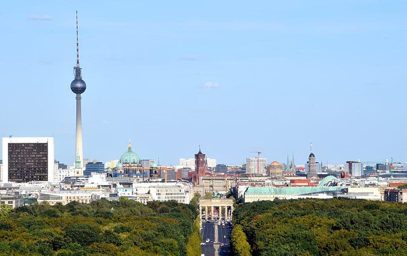 Blick 2019 nach Berlin-Mitte von der Siegessaeule.