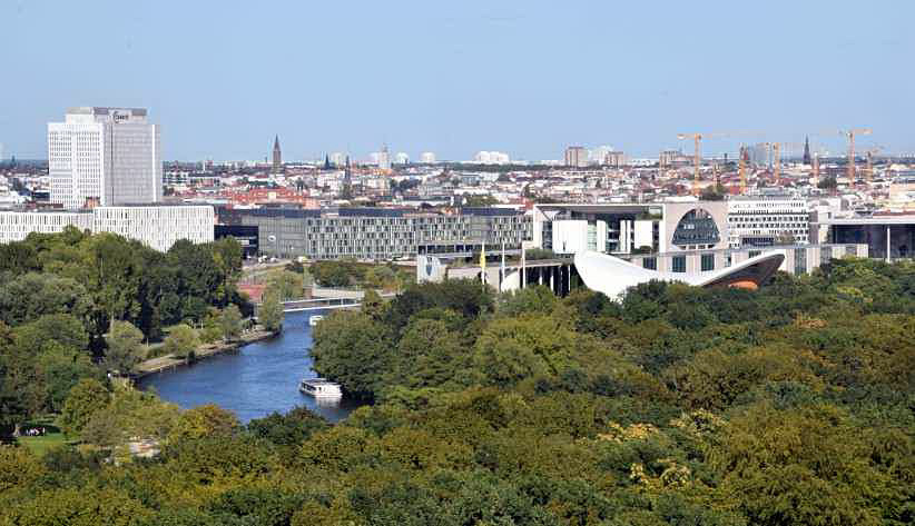 Blick von der Siegessule zum Bundeskanleramt.