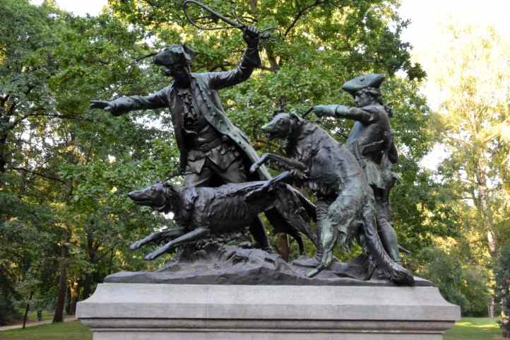 Jagdszenen als Skulpturen im Groen Tiergarten in Berlin.