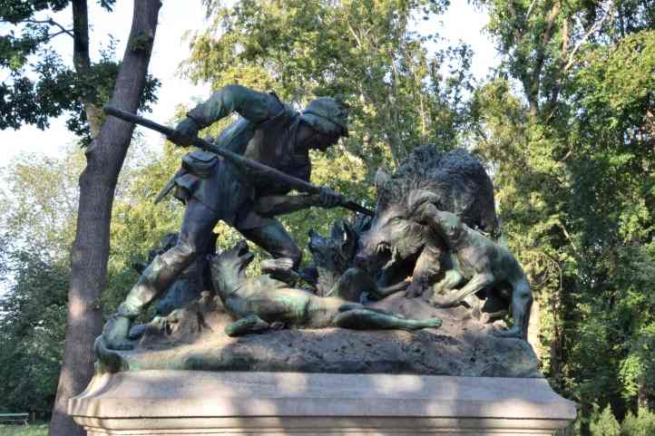 Jagdszenen als Skulpturen im Groen Tiergarten in Berlin.