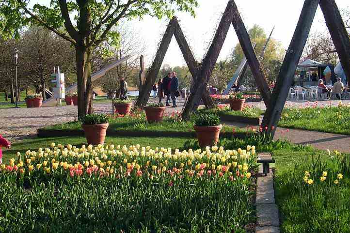 Blick durch den Britzer Garten zum Kalenderplatz.