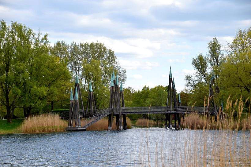 Rhizomatische Brcke im Britzer Garten.