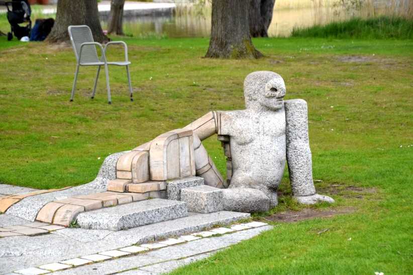 Ensemble der "Drei Liegenden" im Britzer Garten.