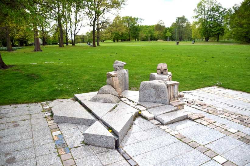 Ensemble der "Drei Liegenden" im Britzer Garten.