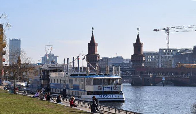 An der Oberbaumbrcke, auf der Spree, befindet ein Hotelschiff. 