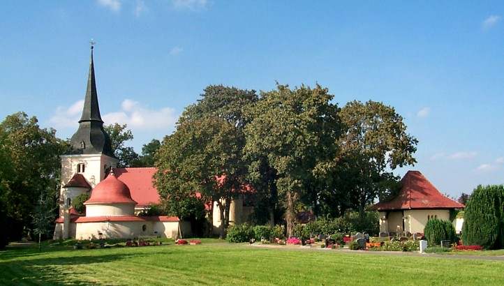 Dorfkirche und Friedhof Gro Behnitz, gegenber vom Landgut A. Borsig (Stober).