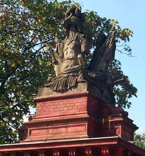 Historische Figuren auf dem Portal des ehemaligen "Landgut Borsig" - heute Landgut Stober.