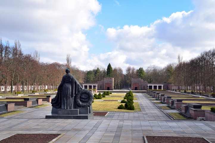 Blick vom Obelisken mit der Gedenkhalle und der "Mutter Heimat".