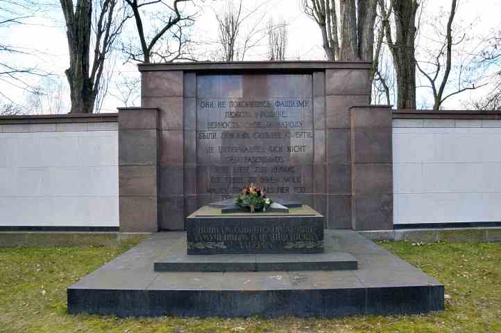 Gedenkstein hinter dem Obelisken.