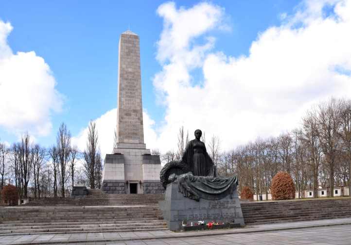 "Mutter Heimat" vor dem Obelisk.