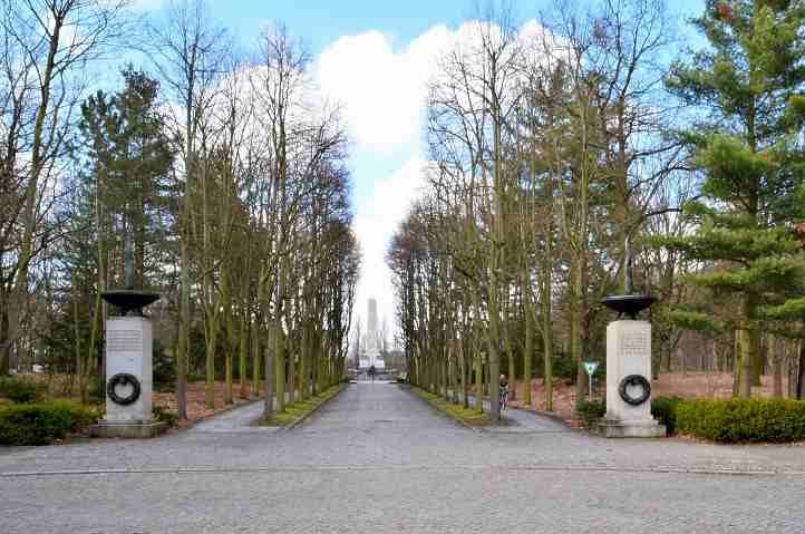 Eingang zum Sowjetischen Ehrenmal Schnholz in Berlin