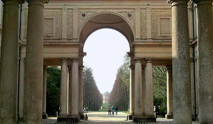 Blick durch die Krimlindenallee zum Belvedere auf dem Klausberg 