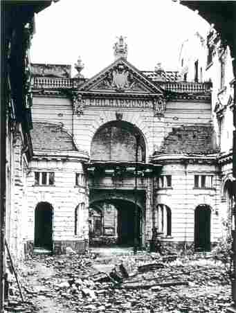 Eingang der zerstoerten alten Berliner Philharmonie 1944