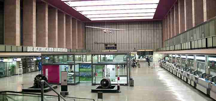 Historische Abfertigungshalle im Zentralflughafen Tempelhof