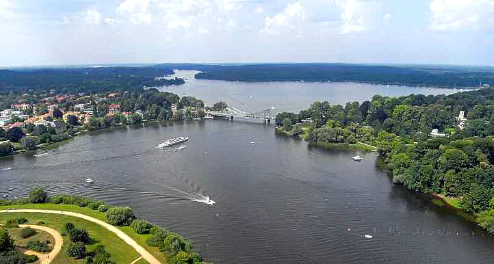 Firma Metz - Luftbildaufnahme mit einer Drohne ber der Glienicker Lake