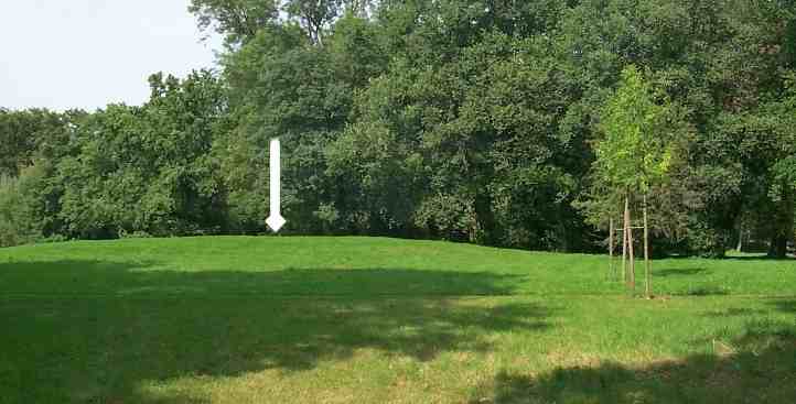 Modellfort unter Grasnarbe im Park Sanssouci verborgen.