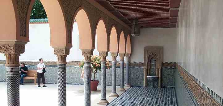 Orientalische Garten - Arkaden mit Brunnen