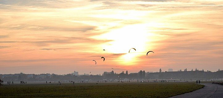 Sonnenuntergang auf dem Tempelhofer Feld in Berlin