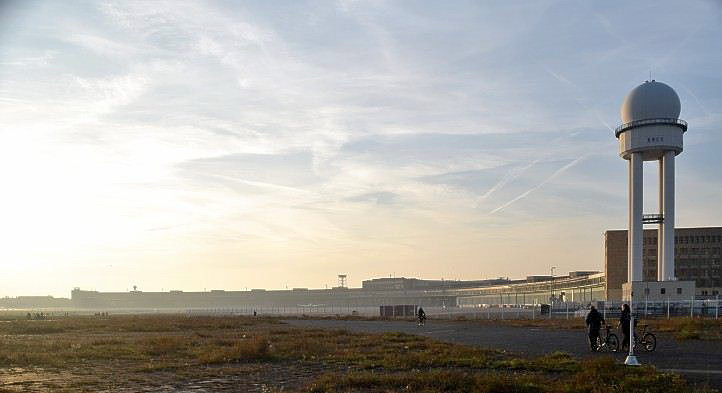 Abendstimmung auf dem Tempelhofer Feld in Berlin