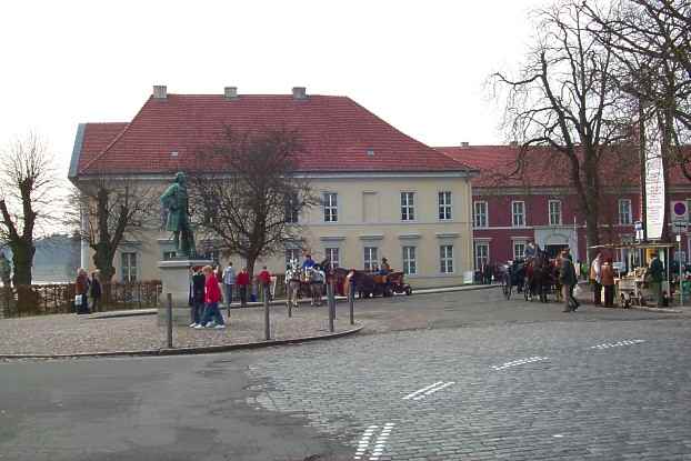 Am Markt vor der Kammeroper in Rheinsberg.