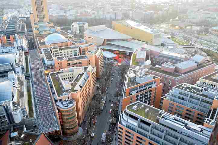 Blick ber die Alte-Potsdamer-Strae zum Marlene Dietrich Platz