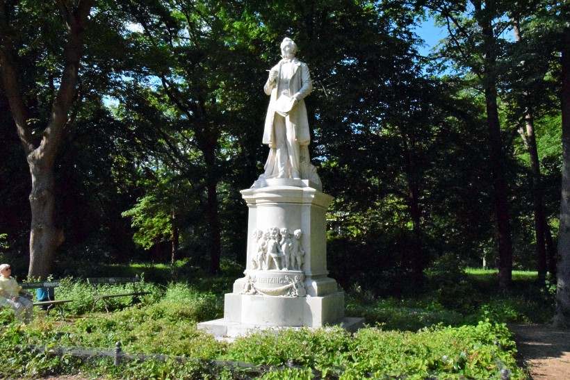 Standbild von Gustav Albert Lortzing (* 1801;  1851) im Groen Tiergarten,