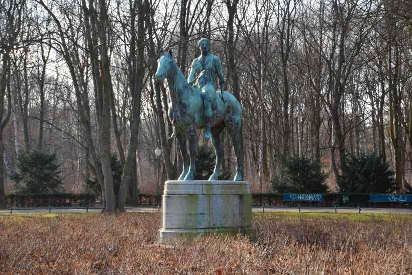 Amazone zu Pferde im Groen Tiergarten.