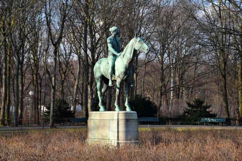 Amazone zu Pferde im Groen Tiergarten.