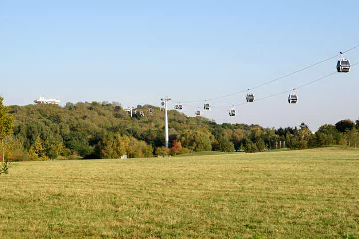 Die Seilbahn ber dem "Wiesenmeer" in den Grten der Welt