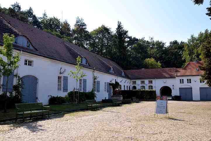 Im Hof Jagdschloss Grunewald.