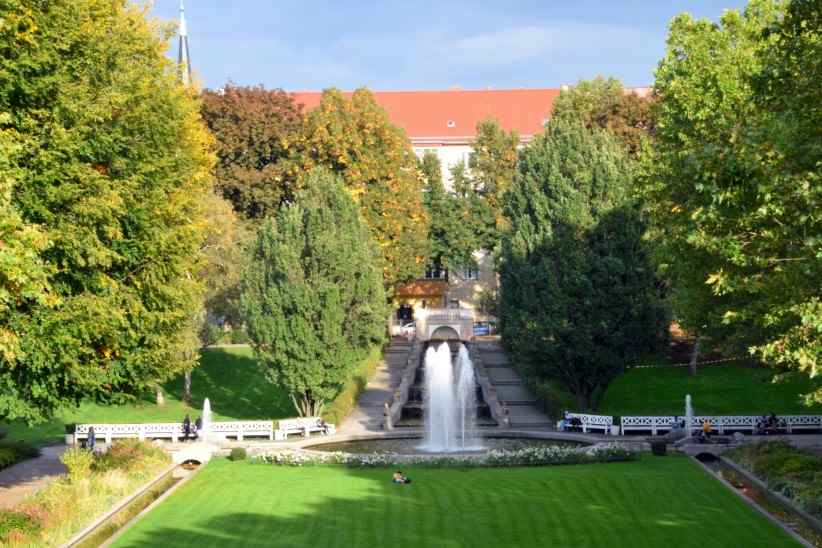 Terrassenblick zum Brunnen und Wasserkaskade des Krnerparks.