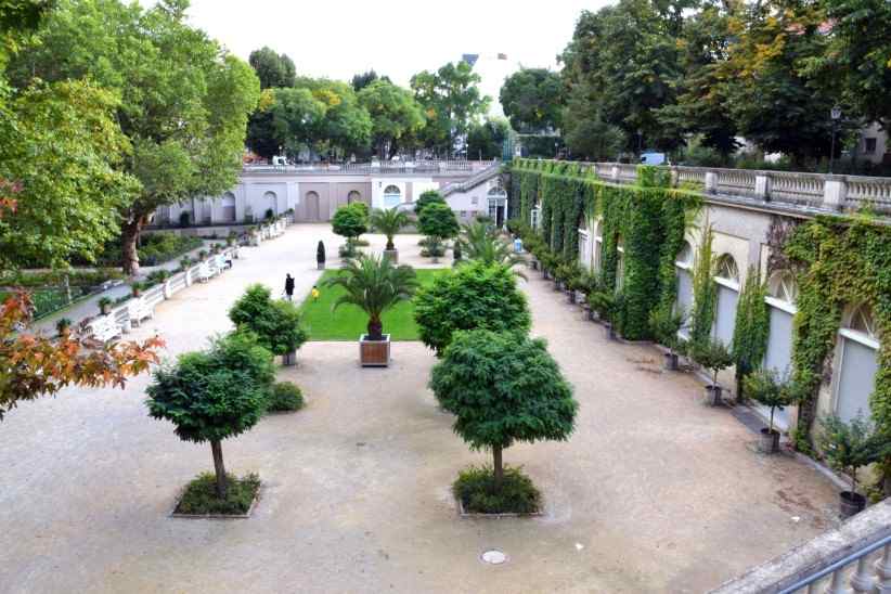 Sicht auf den Weg und gleichzeitigem Dach der Orangerie.