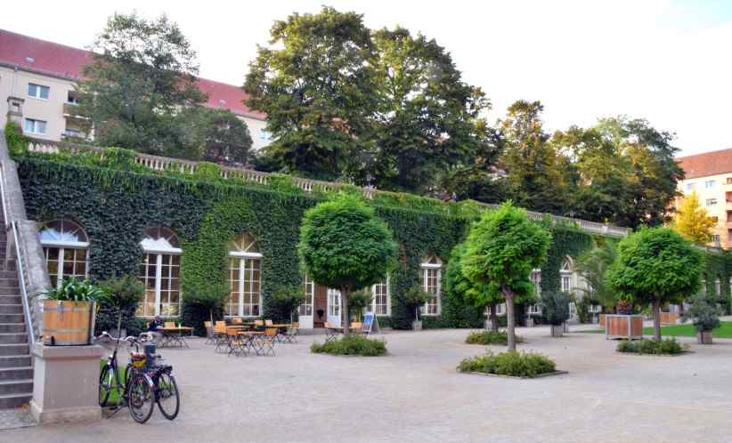 Die an der Westseite befindliche Orangerie mit der vorgelagerten Terrasse.