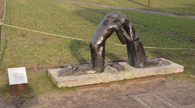 Skulptur "Reconciliation" - "Vershnung" vor der Kapelle der Vershnung