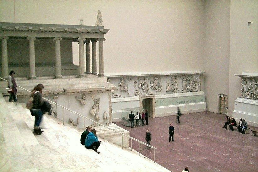 Auf der Treppe des Pergamonaltars im berliner museum.