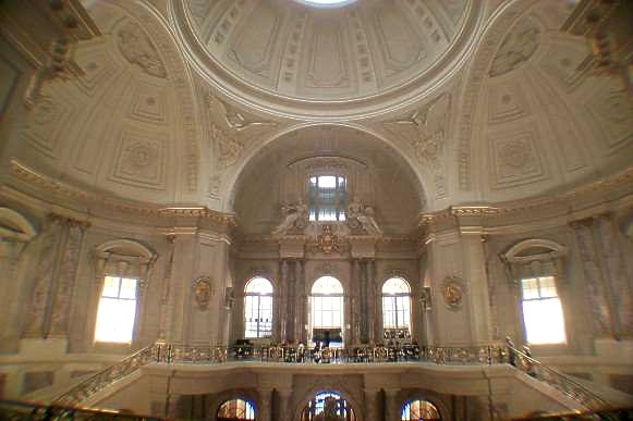 Bode Museum - Groe Kuppelhalle mit geschwungenem Treppenaufgang