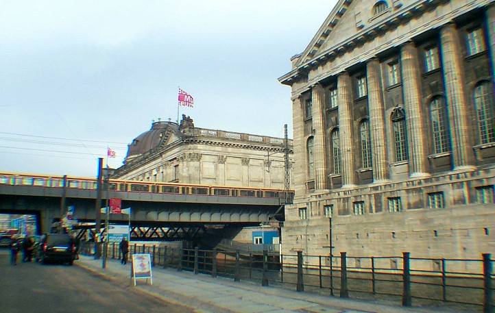 Eisenbahntrasse zwischen dem Bode- und Pergamon-Museum.