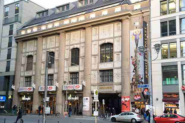 Der Admiralspalast und das Kabarett Distel am S-Bahnhof Friedrichstrasse